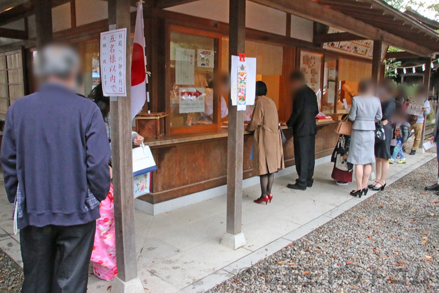 川越氷川神社 受付で七五三の御祈祷申し込みを行っているの様子