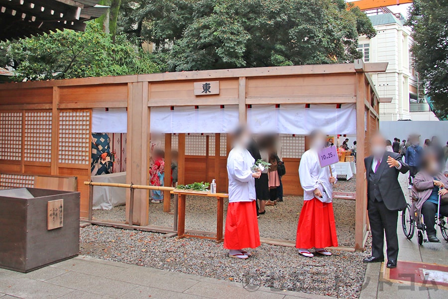 川越氷川神社 御祈祷場の前で番号を呼ぶ神職の方の様子（その1）