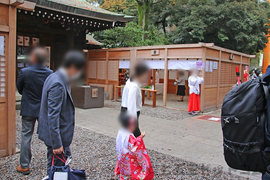 川越氷川神社 御祈祷場の前で番号を呼ぶ神職の方の様子（その2）