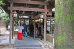 川越氷川神社 別の御祈祷場（護国神社側）へ向かう七五三のご家族と神職の方の様子