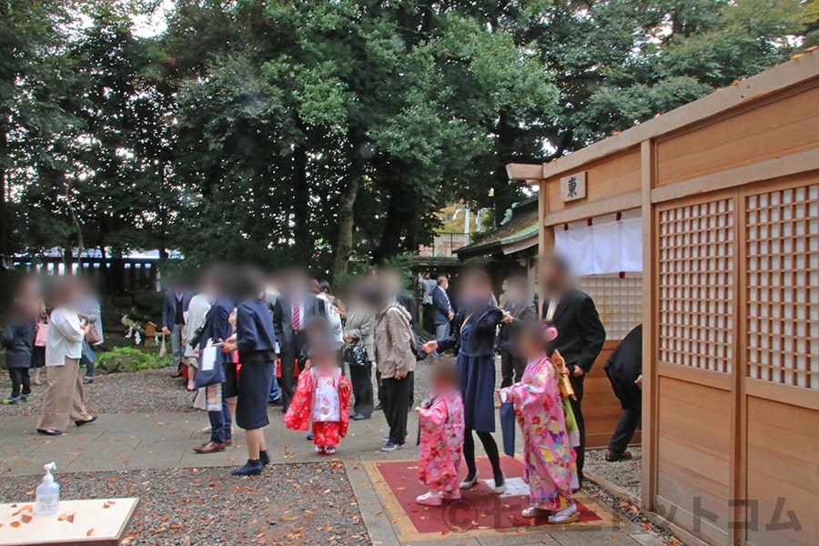 川越氷川神社 七五三の御祈祷を終えて場所から出てくるご家族の様子