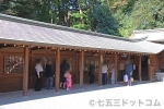 井草八幡宮 御祈祷時間が近づき、玉垣内を本殿に向かう七五三ご家族の様子（その2）