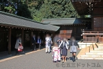 井草八幡宮 御祈祷を終えて回廊から出てくる七五三ご家族の様