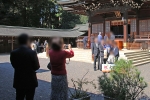 井草八幡宮 御祈祷を終えて拝殿前で記念撮影する七五三ご家族の様子