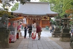 和楽備神社 拝殿・本殿に向かう七五三三歳ちゃんとそのご家族の様子