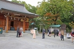 和楽備神社 拝殿・本殿前で七五三の記念撮影をする多くのご家族の様子（その1）