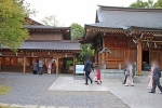 和楽備神社 七五三の御祈祷受付に向かうご家族の様子