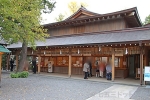 和楽備神社 参集殿御祈祷受付窓口と申し込みを行う七五三ご家族の様子