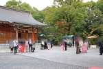 和楽備神社 御祈祷後に拝殿前で記念撮影をする七五三ご家族の様子