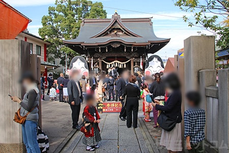 溝口神社 七五三のお子さんとご家族で混み合っている様子（その1）