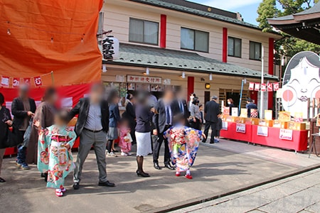 溝口神社 七五三のお子さんとご家族で混み合っている様子（その2）