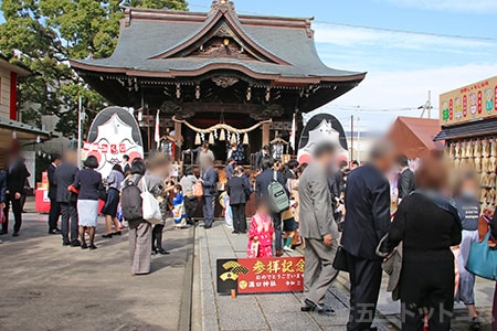 溝口神社 七五三のお子さんとご家族で混み合っている様子（その3）