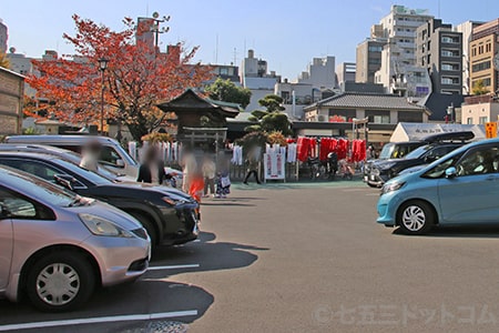 深川不動堂 駐車場に戻ってくる七五三のご家族の様子