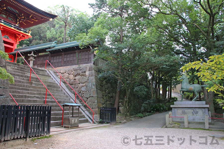 六所神社 境内入ってある神馬像と楼門への階段の様子