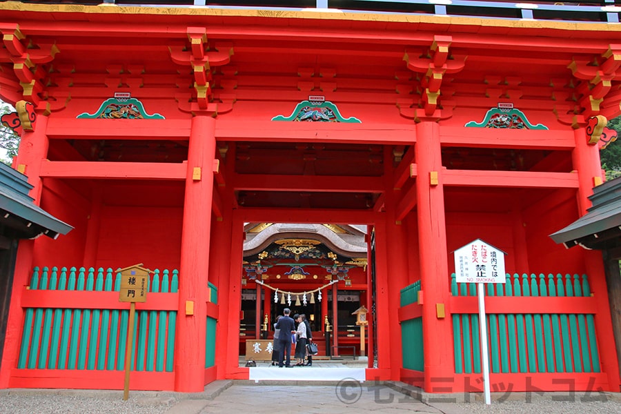 六所神社 楼門から拝殿・本殿を見た様子