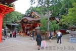 六所神社 境内を手を繋いで歩く七五三ご家族の様子