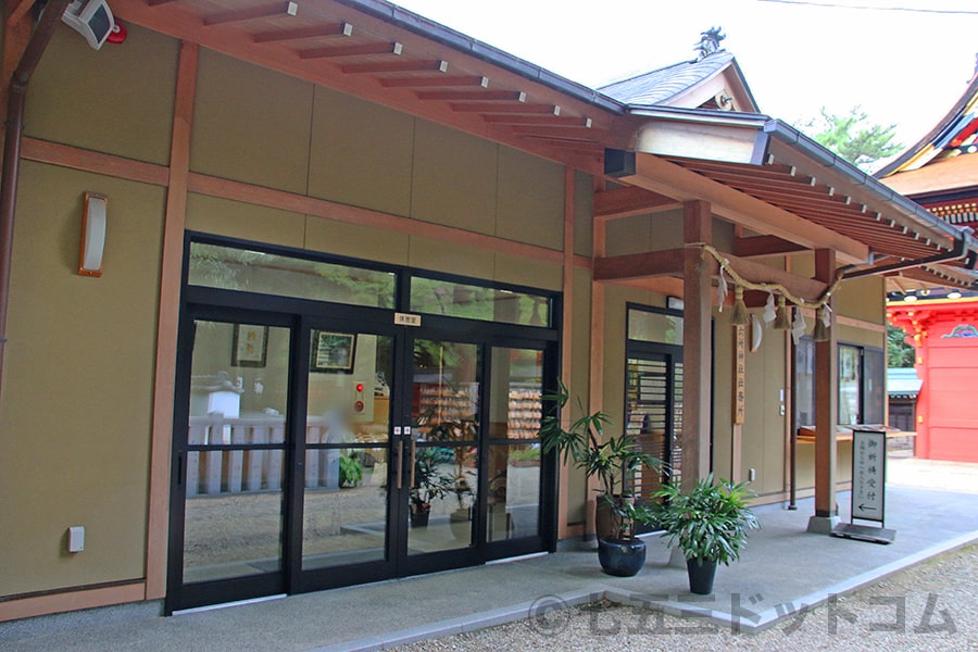 六所神社 社務所内の待合所の様子