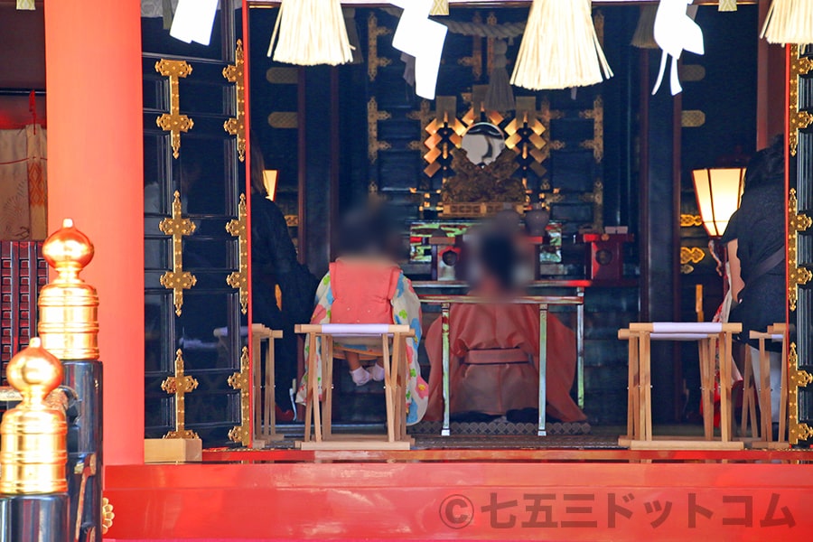 六所神社 本殿内で御祈祷を受けている七五三のお子さんとそのご家族の様子（その2）