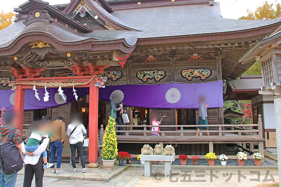 大洗磯前神社 御祈祷を終えて拝殿を後にする七五三ご家族の様子（その1）