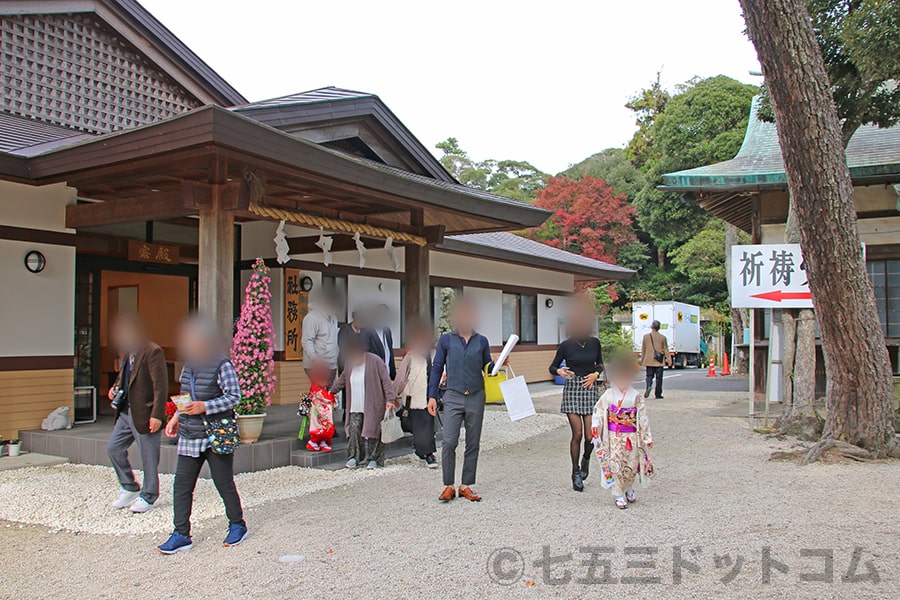 大洗磯前神社 御祈祷を終えて社務所から出てくる七五三ご家族の様子