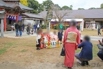 大洗磯前神社 御祈祷後拝殿前にて記念撮影する七五三ご家族の様子