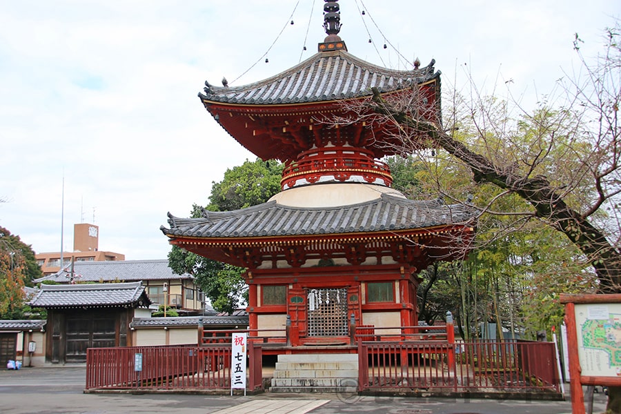 川越大師 喜多院 多宝塔と七五三看板の様子