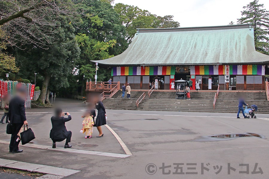 川越大師 喜多院 御祈祷後に慈恵堂前で記念撮影する七五三ご家族の様子