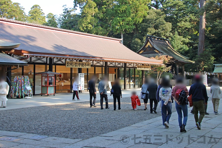 鹿島神宮 境内参道を進む七五三ご家族の様子（その2）