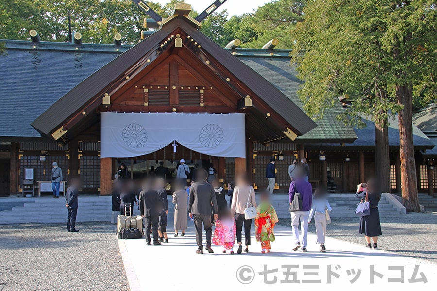 北海道神宮 本殿に向かう七五三ご家族の様子（その1）