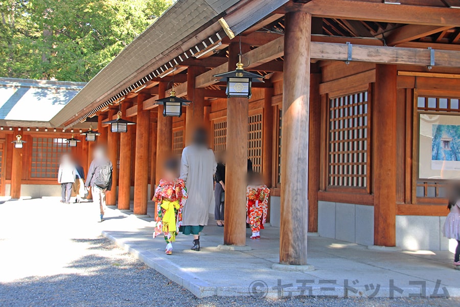 北海道神宮 祈祷受付に向かう七五三のご家族の様子（その2）