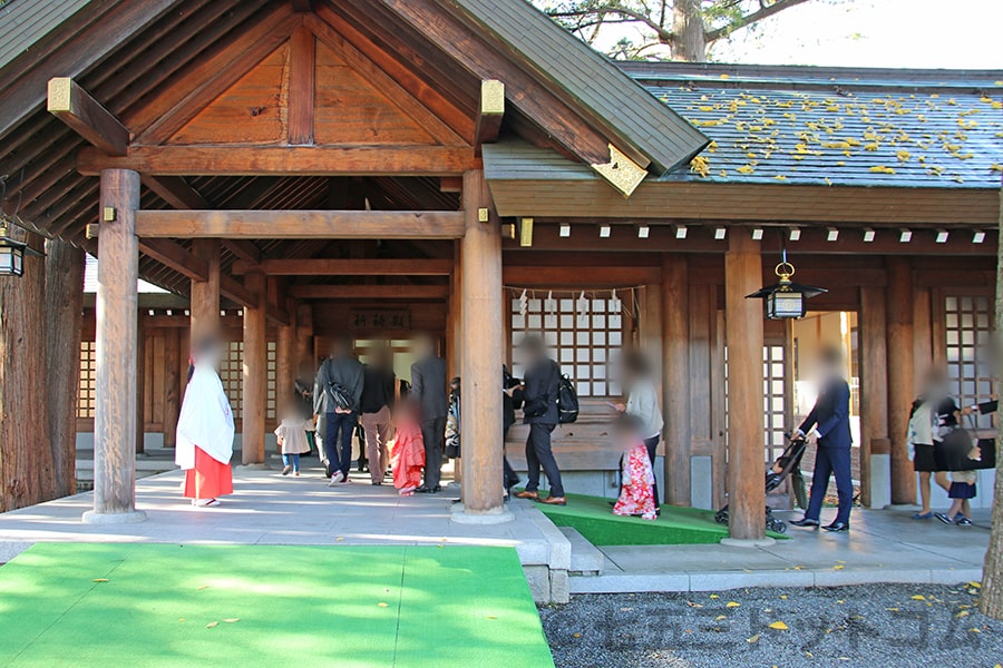 北海道神宮 本殿（または祈祷殿）に向かう七五三ご家族と御祈祷希望者の列の様子（その2）