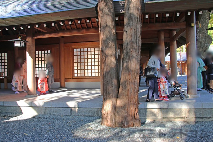 北海道神宮 七五三の御祈祷を終えて本殿（または祈祷殿）を後にする七五三ご家族の様子（その2）