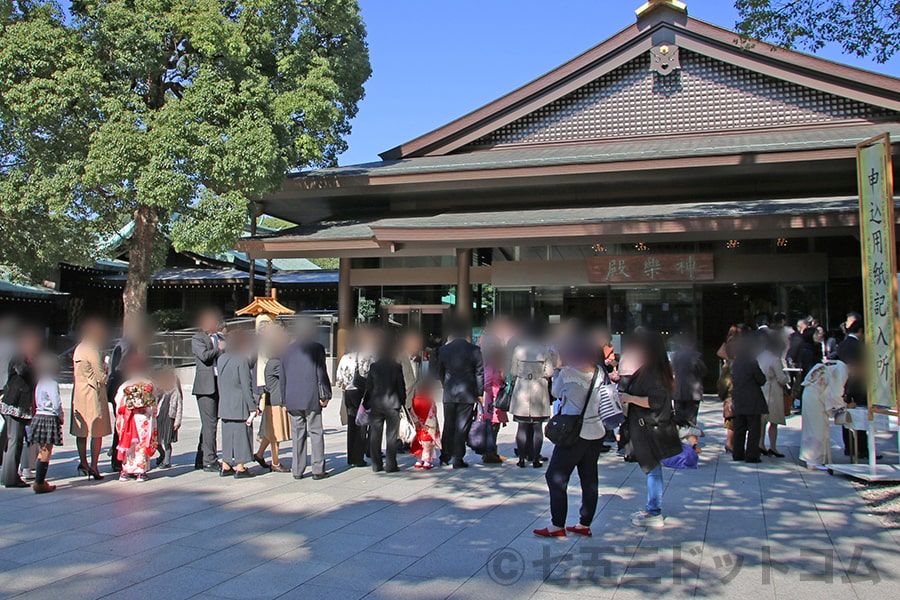 明治神宮 七五三の御祈祷申し込みで神楽殿前に並ぶご家族行列の様子