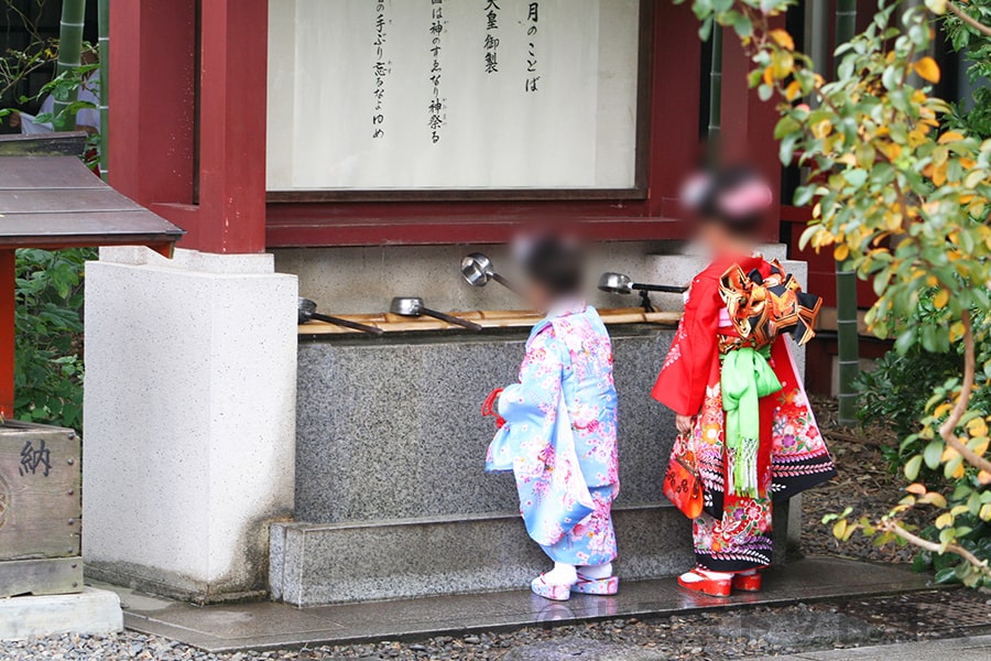 日枝神社 手水を行う七五三姉妹ちゃんたちの様子