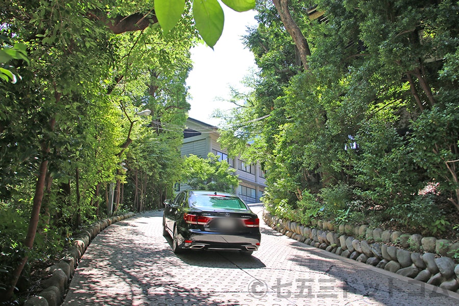 日枝神社 車道（女坂）を上がっていく車の様子