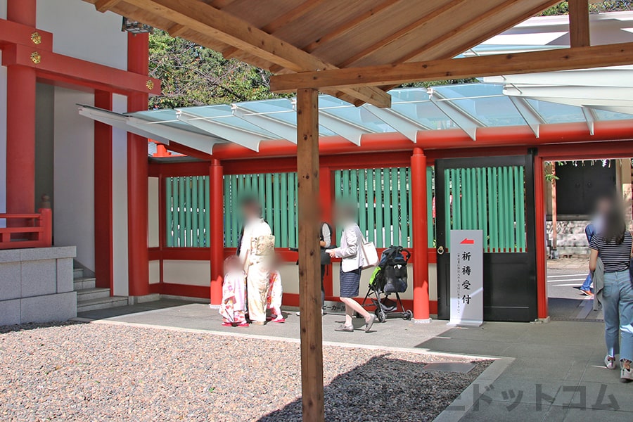 日枝神社 御祈祷を受けに夢御殿に向かう七五三ご家族の様子（その1）