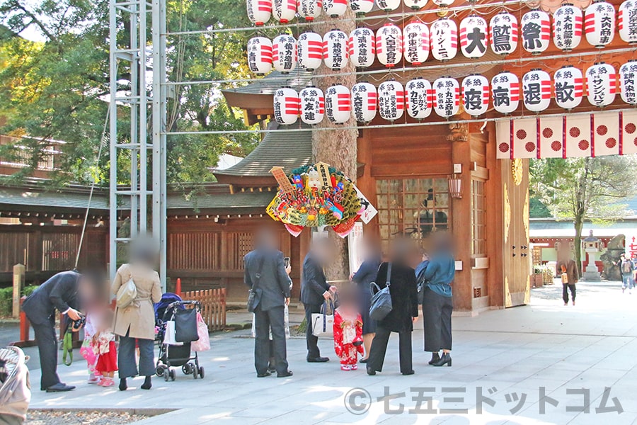 大國魂神社 中雀門前の七五三ご家族の様子