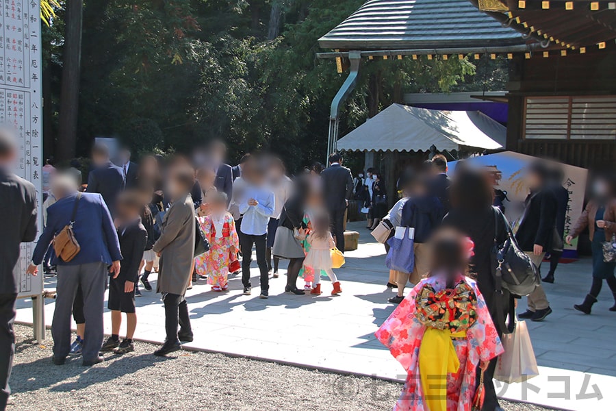 大國魂神社 本殿前の七五三のご家族で混み合う様子（その1）