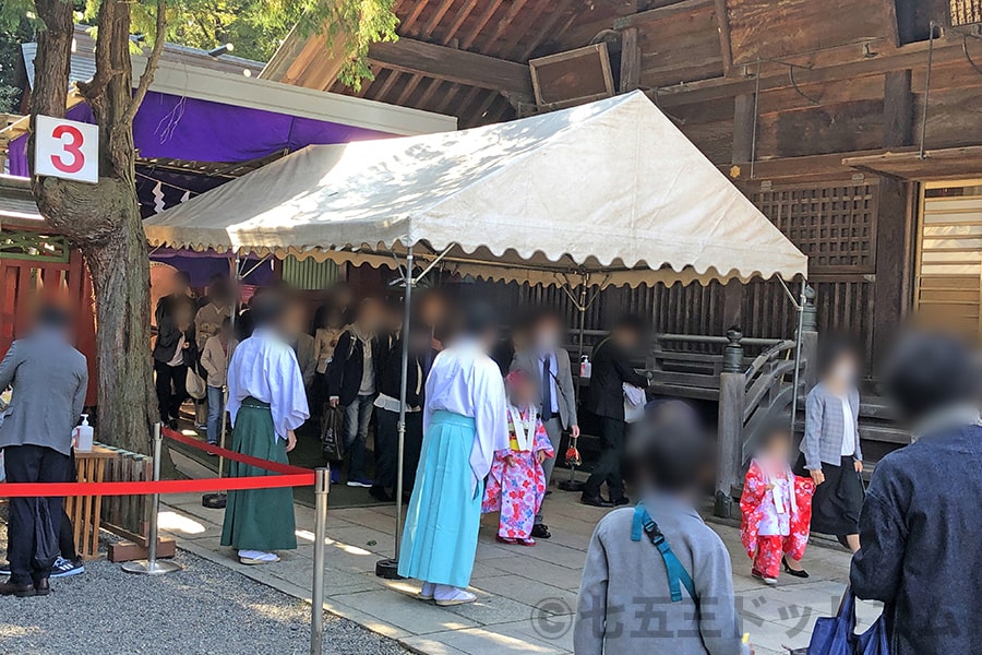 大國魂神社 本殿での御祈祷を終え、本殿から出てくる七五三ご家族の様子（その1）