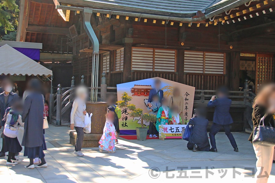 大國魂神社 御祈祷を終えて記念撮影をする七五三ご家族の様子