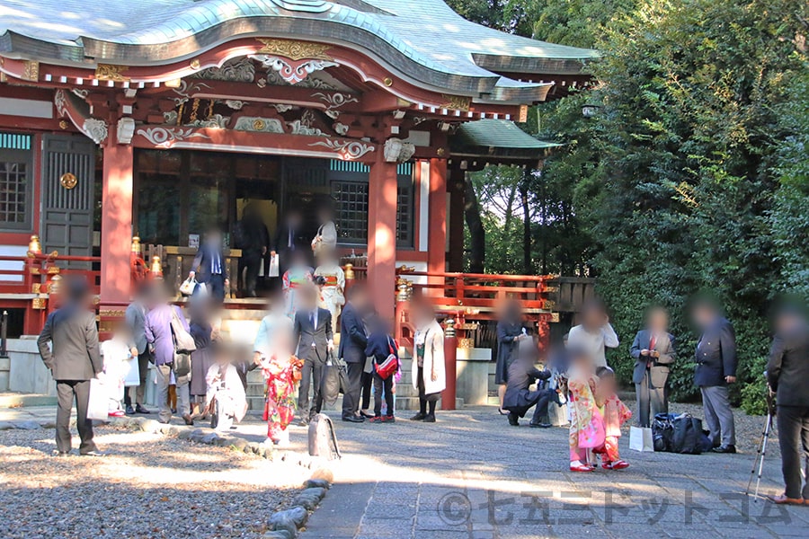 武蔵野八幡宮 御祈祷後、記念写真撮影で賑わう七五三のご家族の様子