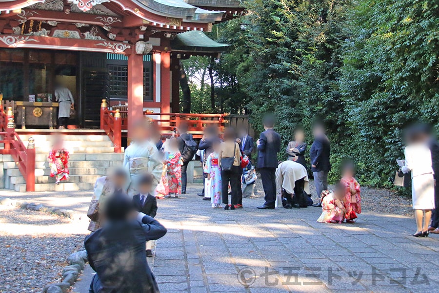 武蔵野八幡宮 御祈祷後、境内に戻ってくる七五三のご家族の様子