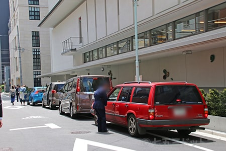 水天宮 駐車場待ちの車の様子