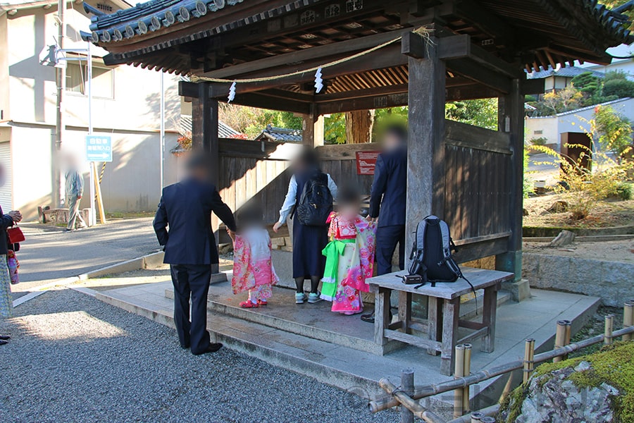 吉備津神社 手水舎にて手水する七五三ちゃんたちとそのご家族の様子