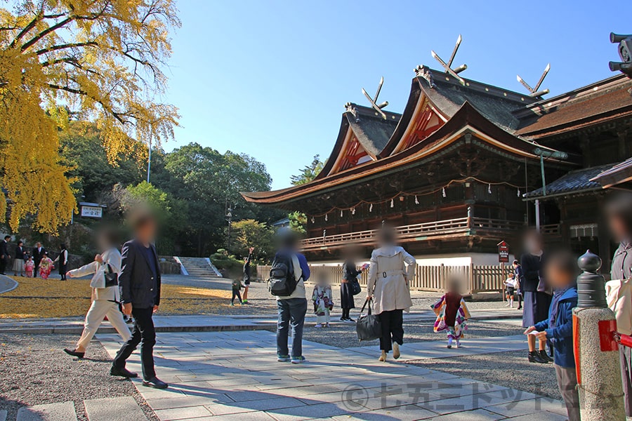 吉備津神社 境内本殿周りの七五三ご家族で賑わうの様子（その1）