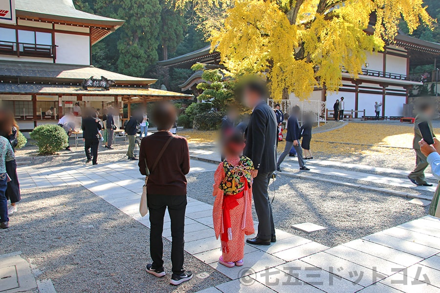 吉備津神社 境内本殿周りの七五三ご家族で賑わうの様子（その2）