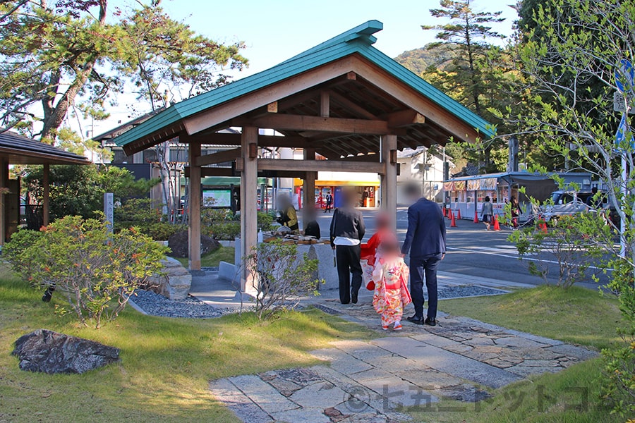 吉備津神社 第2駐車場から境内入口に向かう七五三ご家族の様子（その2）