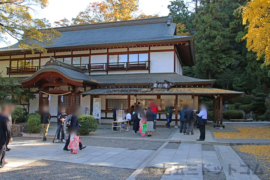 吉備津神社 御祈祷受付に向かう七五三ご家族の様子（その1）