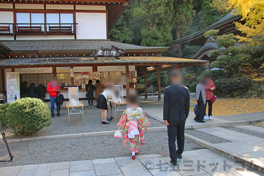 吉備津神社 御祈祷受付に向かう七五三ご家族の様子（その2）