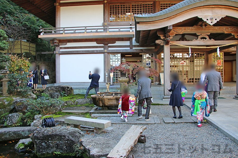 吉備津神社 祈祷殿に向かう七五三ご家族の様子